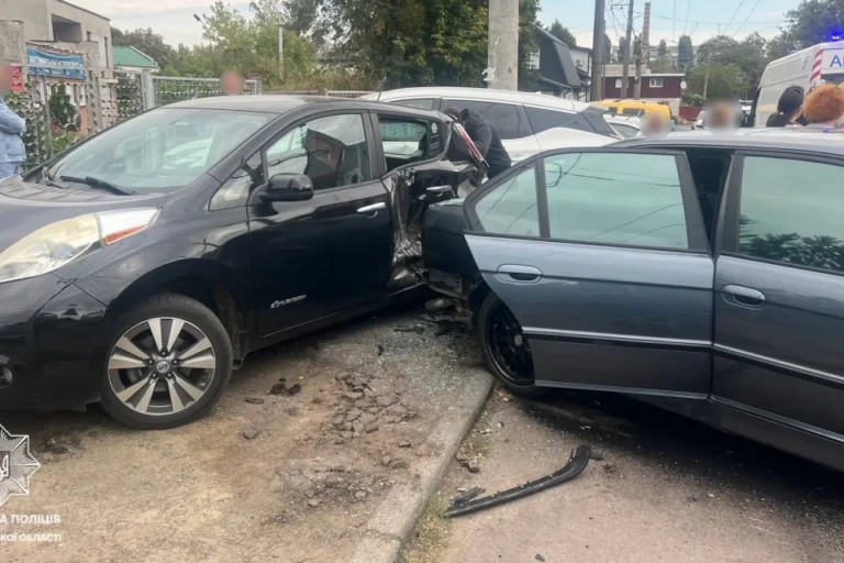 На перехресті вулиць Перемоги та Ольжича — ДТП з потерпілими. Рух ускладнено!