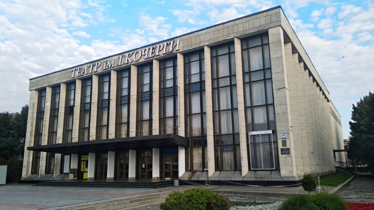 Скандал у житомирському театрі: бухгалтер отримує п’яту частину річного доходу закладу