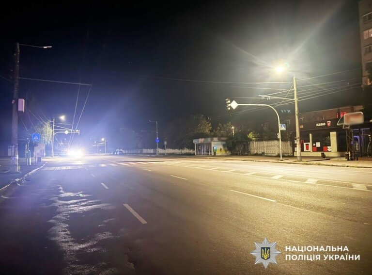 У Житомирі водій скутера збив пішохода та втік з місця ДТП: поліція просить відгукнутися свідків події