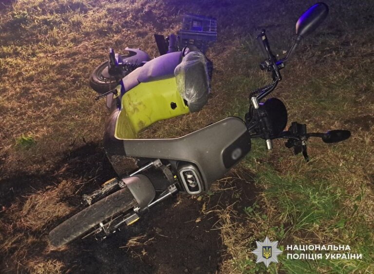 Поліцейські встановлюють обставини ДТП у Попільнянській громаді із загибеллю водія електроскутера