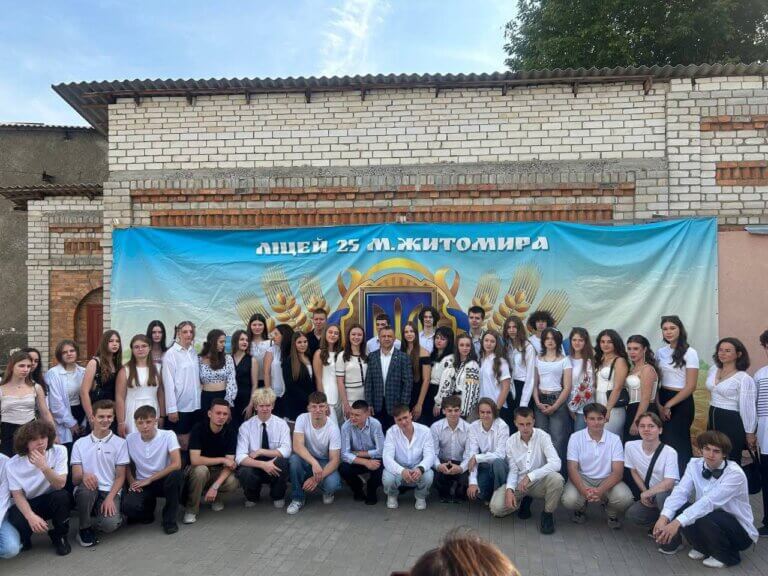 1 вересня 2025 року в ліцеях Житомира розпочали навчання 2 тисячі 353 першокласники.