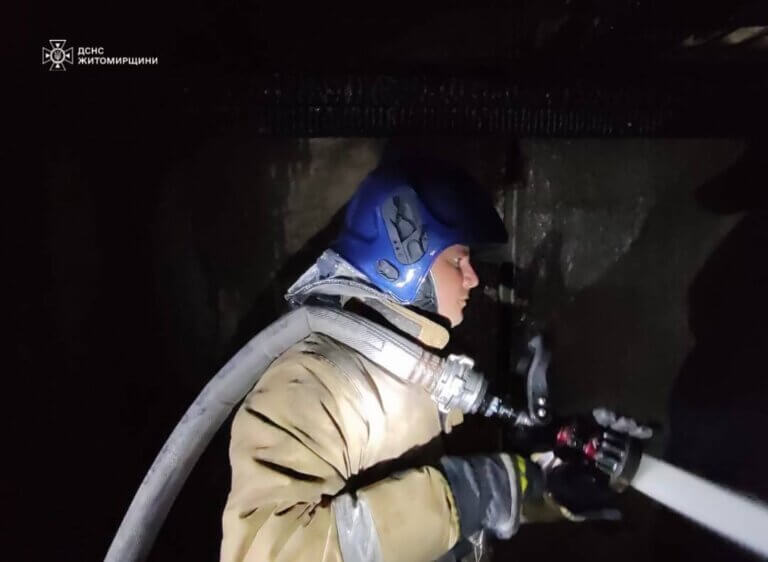 Вночі вогнеборці ліквідували пожежу на території деревообробного підприємства в м. Овруч