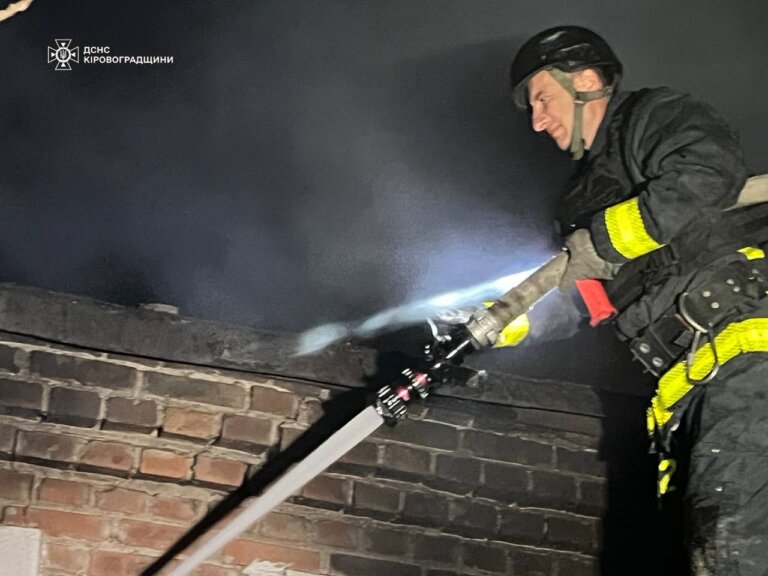 На Кіровоградщині рятувальники ліквідовують наслідки дронової атаки