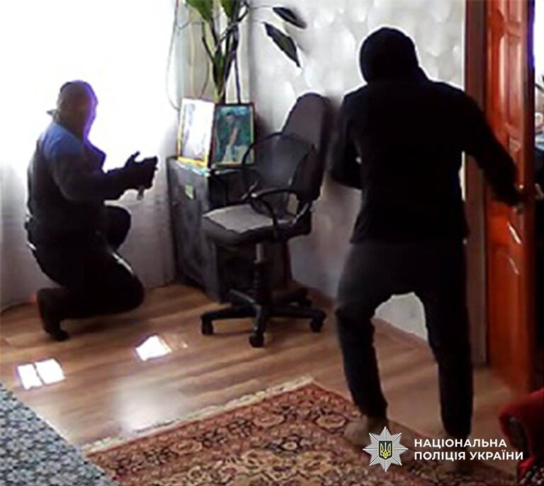 Розбійний напад на родину загиблого захисника: поліцейські Житомирщини оперативно затримали підозрюваних