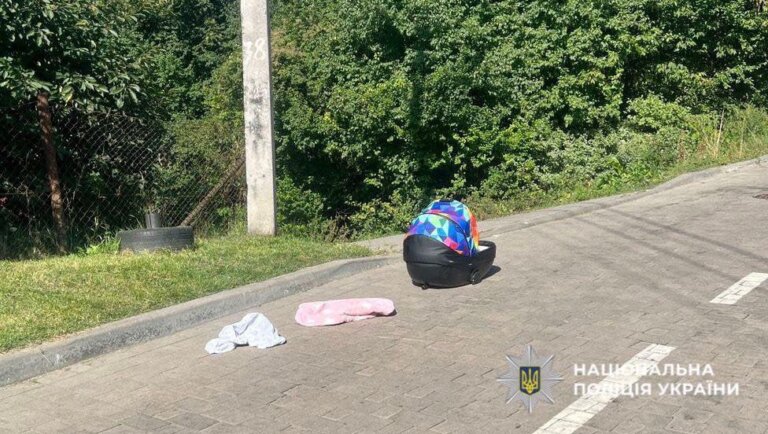 Батько забув люльку з немовлям на даху авто — вона злетіла під час руху, дитина травмувалась