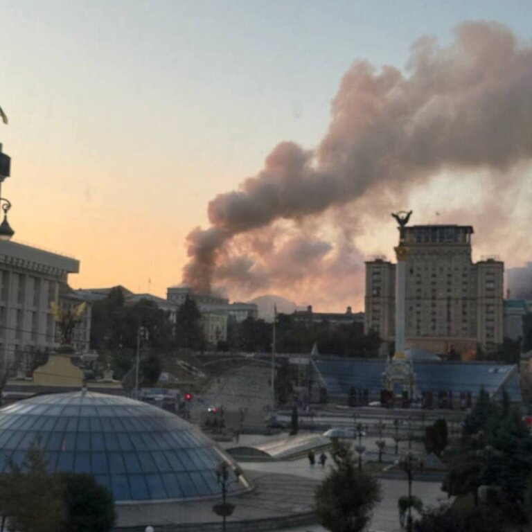 Палає Майдан Незалежності в Києві: біля Хрещатику та готелю «Україна» — сильна пожежа, — підписники Times of Ukraine