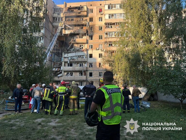 Серед загиблих у Києві – 32-річна жінка та її двомісячний син. Їхні тіла дістали з-під завалів будинку у Святошинському районі, – поліція
