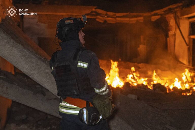 Суми: рятувальники ліквідували пожежу, що виникла внаслідок російської атаки на навчальний заклад