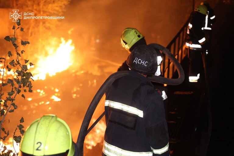 #Дніпропетровщина: російські війська спрямували свій дрон по рятувальниках, які після попередньої атаки гасили пожежу у приватному житловому секторі селища Синельниківського району