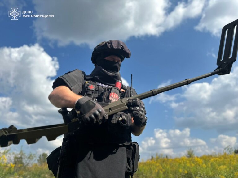 Коли повітря тремтить від спеки, сапери ДСНС Житомирщини крок за кроком перетворюють небезпечні Харківські землі на безпечні
