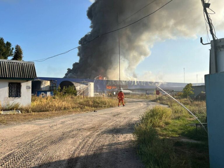 Офіційно: під Києвом через повторну ранкову атаку горять склади логістичного центру “Епіцентру”, — ОВА