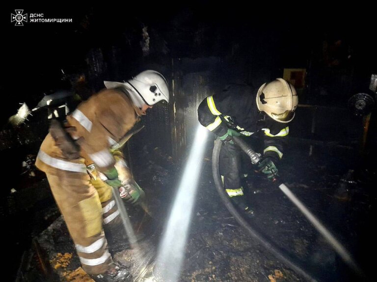Вночі вогнеборці ліквідували пожежу у триповерховому приватному житловому будинку