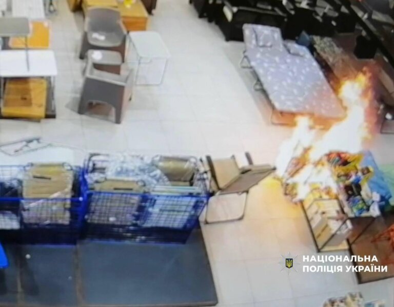 У Києві 6-річний хлопчик влаштував пожежу в будівельному гіпермаркеті, поки батьки обирали товари. ВІДЕО