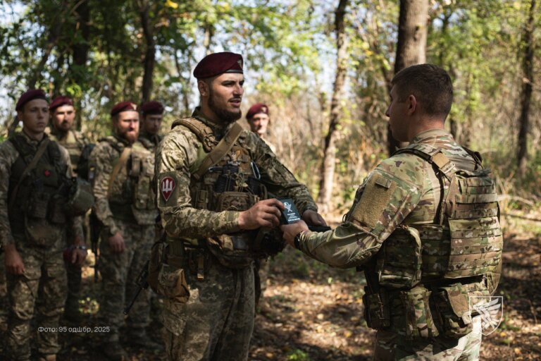 Заступник командира 95 бригади ДШВ підполковник Костянтин Ревуцький нагородив воїнів 1 та 2 десантно-штурмових батальйонів