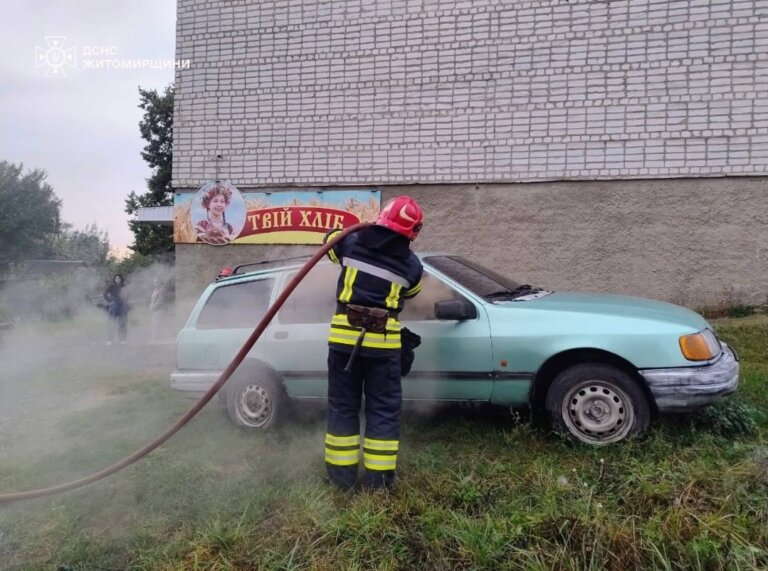Рятувальники виїхали на гасіння легкового автомобіля, що зайнявся на відкритій території в селищі Народичі Коростенського району