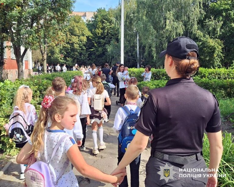 У Житомирі поліцейські та рятувальники розповіли школярам про безпеку під час навчання та в побуті