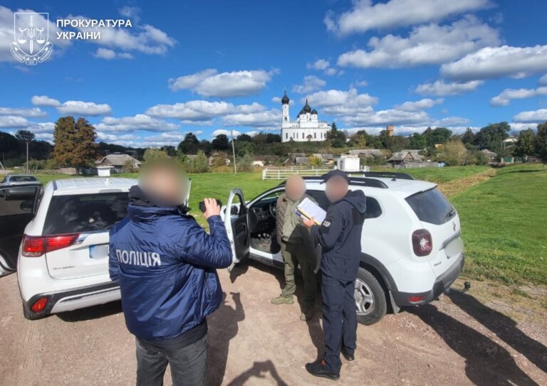 Наклав щомісячну «данину» на місцевого підприємця: на Житомирщині поліцейські затримали лісівника