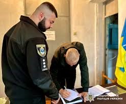 Пропонував хабар аби уникнути відповідальності: любарські поліцейські розпочали досудове розслідування