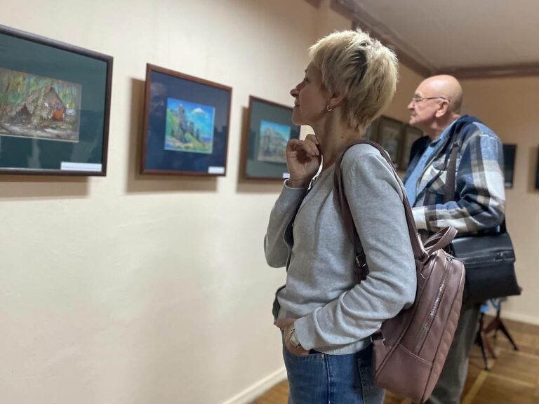 Подих свободи на полотнах: у Житомирі виставка народного художника України Юрія Камишного