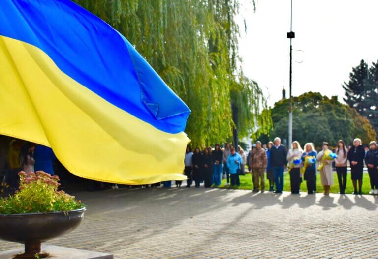 Хвилина мовчання і квіти пам’яті: громада вклонилася захисникам України
