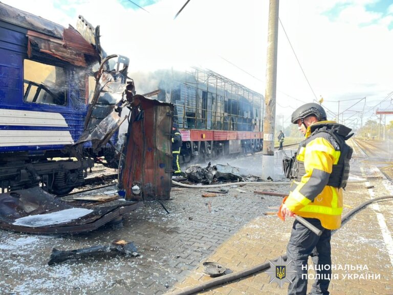 Восьмеро людей поранено внаслідок атаки на залізничний вокзал: поліція Сумщини працює на місцях обстрілів