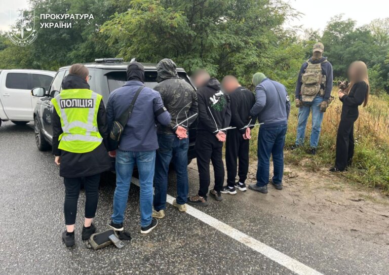 За 34 тис. доларів США обіцяв переправити до Румунії двох чоловіків – прокурори повідомили про підозру жителю Чернівцівців