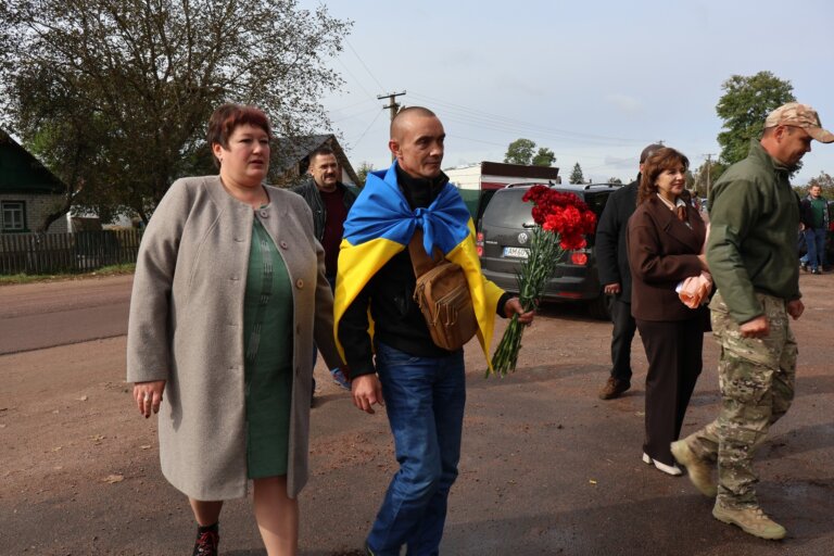«Вітаємо вдома, Герою!»: на Житомирщині зустріли захисника Олександра Мужецького після полону