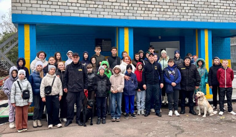 Майстер-клас від чотирилапих митників: кінологи Житомирщини у гостях у школярів