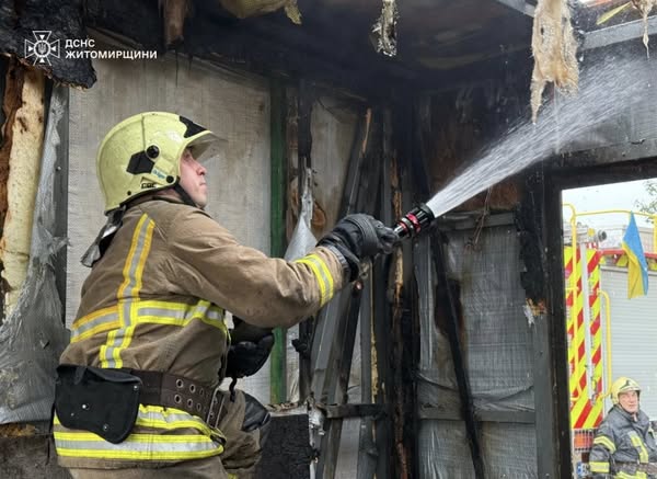 У Житомирі рятувальники ліквідували пожежу в одному з кіосків продуктового ряду.
