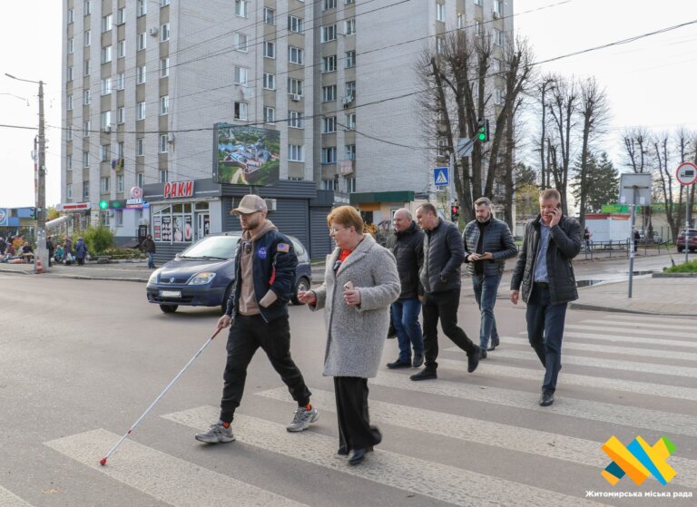 Випробування маршруту на дотик: ветеран з порушенням зору протестував безбар’єрність у Житомирі
