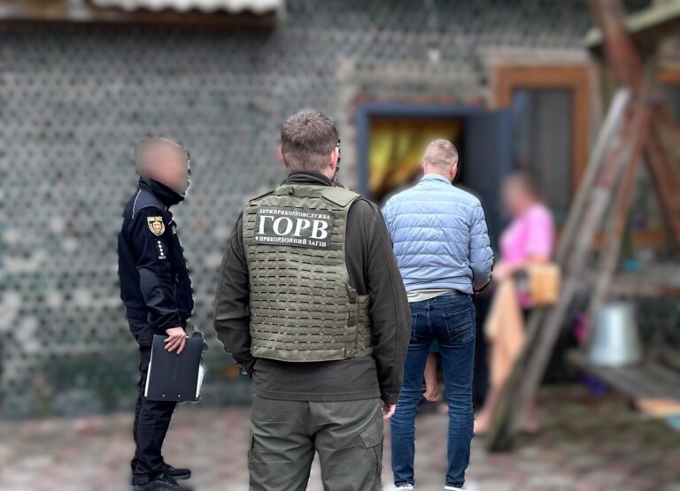 Оперативники прикордонного загону імені Січових Стрільців викрили чоловіка, який за гроші допомагав ухилятися від мобілізації