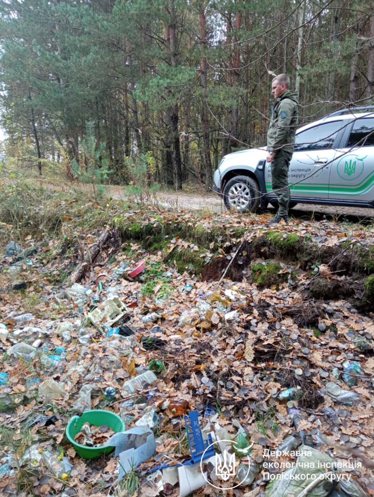 Екоінспектори Поліського округу виявили чотири стихійні сміттєзвалищ під час патрулювання Оліївської громади в межах роботи Пункту екологічного контролю