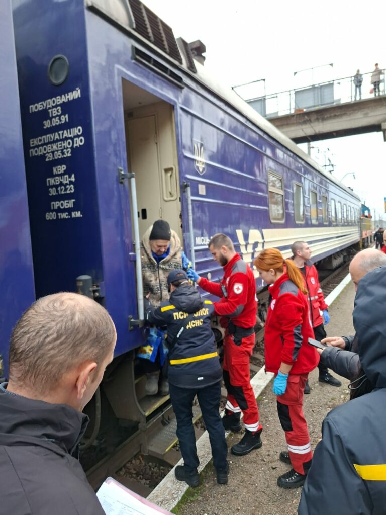 На Житомирщину прибув черговий евакуаційний потяг із прифронтових територій