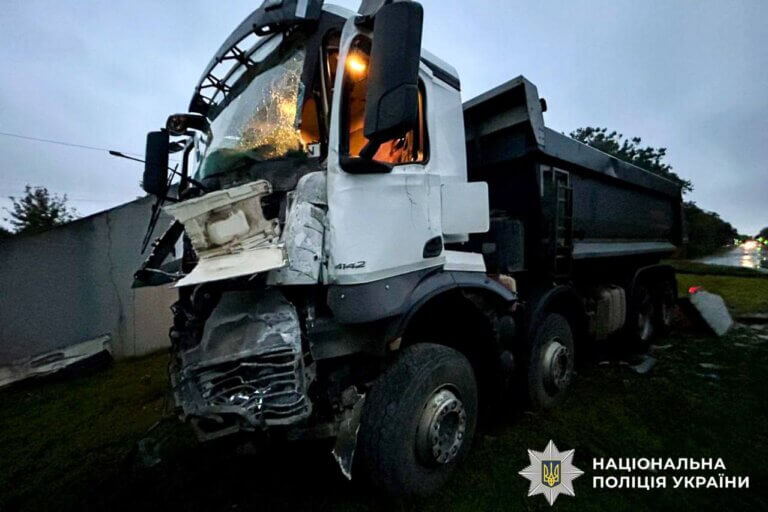 44-річний водій вантажівки з Житомира в’їхав у бетонну стелу на в’їзді в місто Рівне