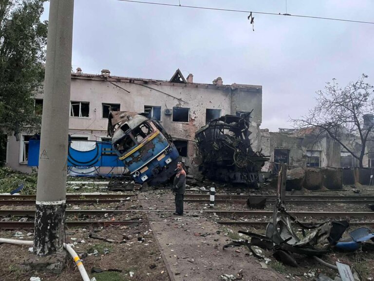 Вночі росія завдала удар по депо Укрзалізниці в Одесі. Уламкові поранення отримав машиніст потяга