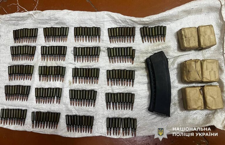 Продав зброю та боєприпаси: житомирські поліцейські завершили розслідування незаконної торгівлі