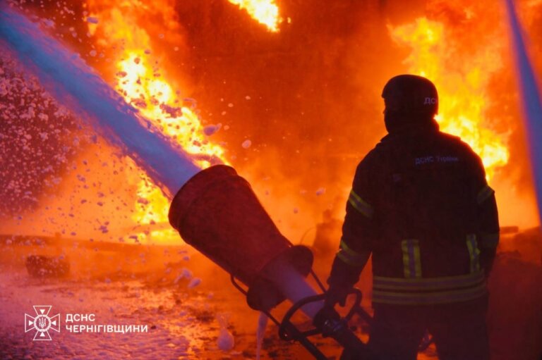 Вночі російські війська завдали удару по об’єкту інфраструктури у місті Чернігові