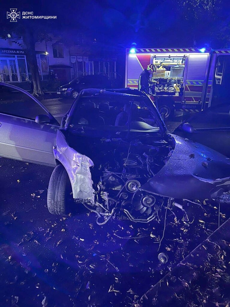 Вчора пізно ввечері бійці ДСНС залучалися на ліквідацію наслідків дорожньо-транспортної пригоди, що сталася у Житомирі за участю легковика