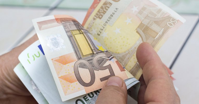 Звягельський міськрайонний суд покарав злочинця, який систематично підробляв та “відмивав” купюри Євро
