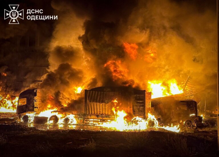 Масштабні пожежі спалахнули на Одещині через російську атаку безпілотниками: попередньо, постраждали 5 осіб