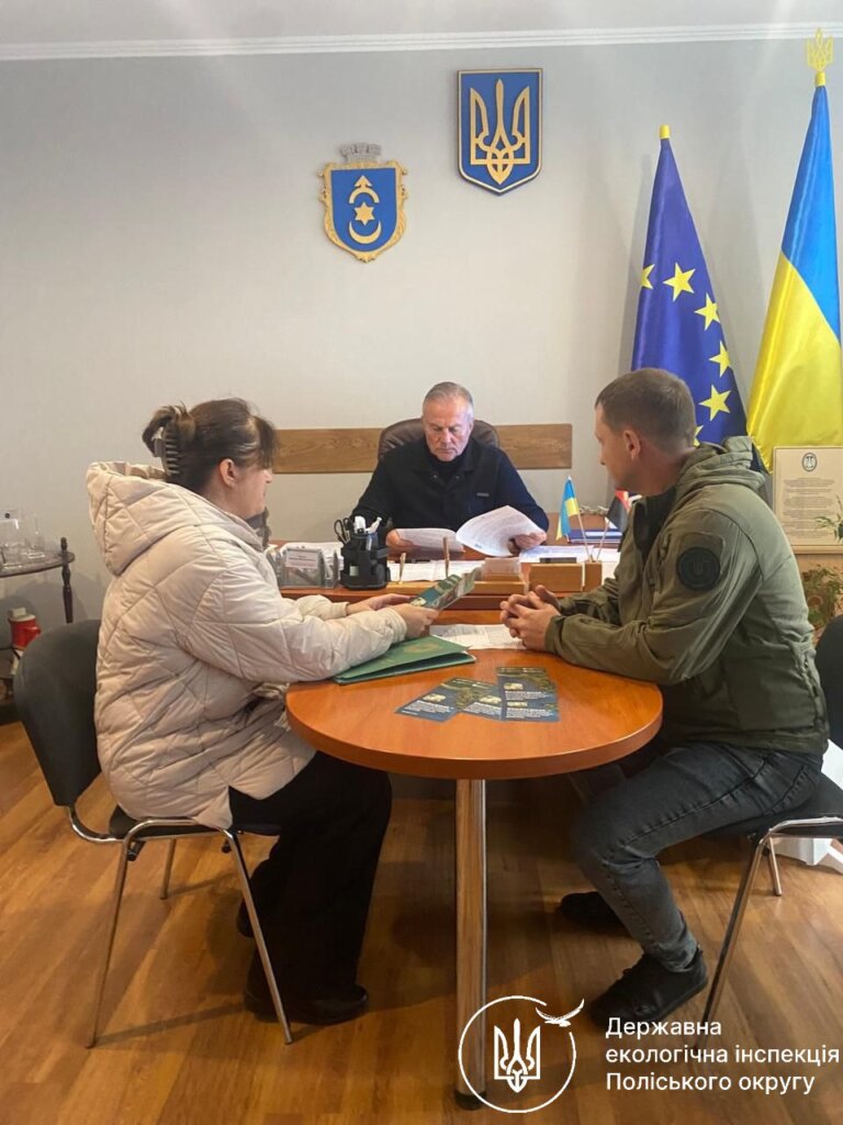 Разом проти екопорушень: екоінспектори Рівненщини знайомлять громади з можливостями «ЕкоЗагрози»