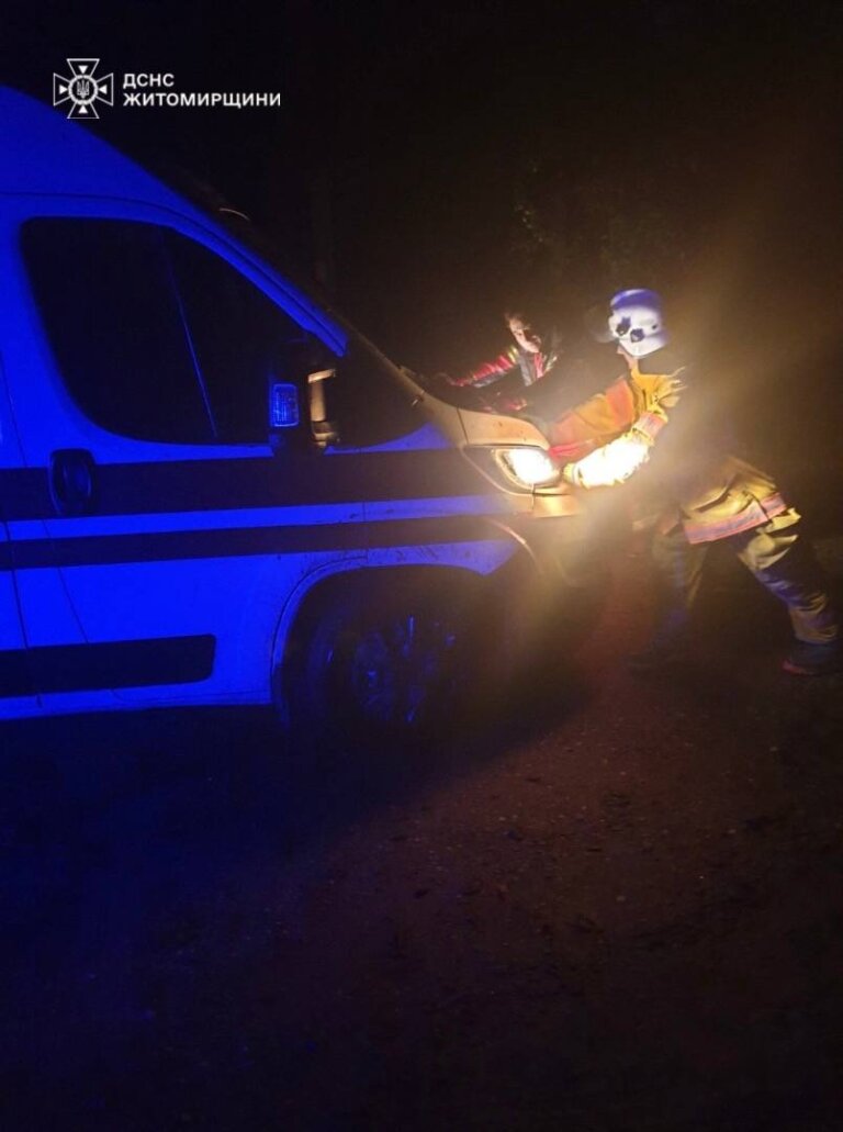 В селищі Корнин Житомирського району рятувальники допомогли працівникам екстреної медичної допомоги
