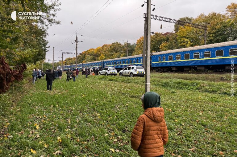 На Житомирщині поблизу села Разіне Романівської громади через повідомлення про замінування зупиняли поїзд “Будапешт — Київ”