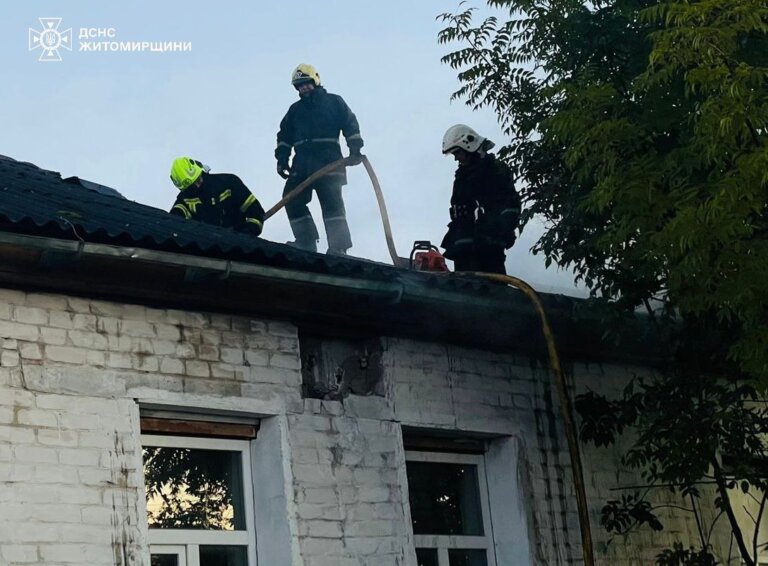 Під час гасіння пожежі в Олевську рятувальники виявили загиблого чоловіка. Також врятовано літню жінку