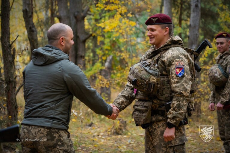 Воїни 13 окремого десантно-штурмового батальйону імені Героя України полковника Тараса Сенюка 95 бригади ДШВ, які відзначилися на полі бою проти російських окупантів, отримали нагороди