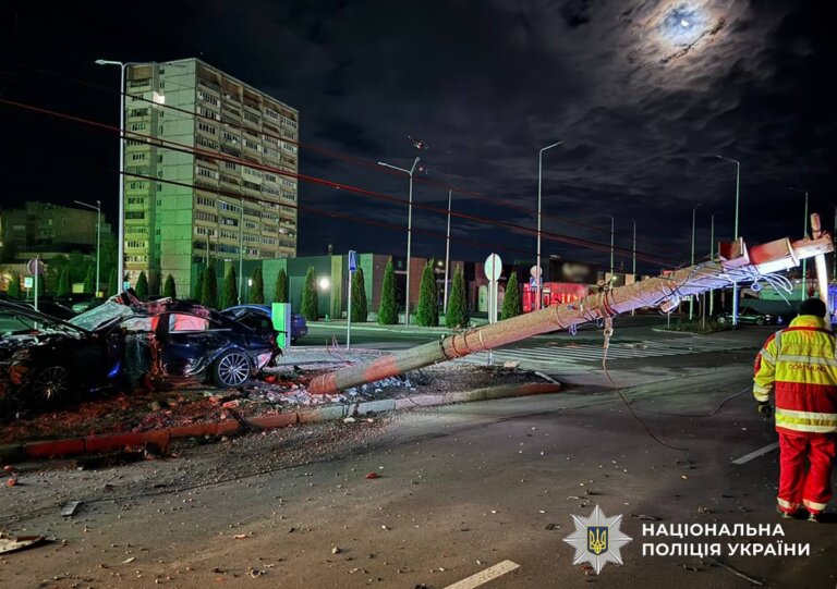 У нічній ДТП у Житомирі травмовано керманича та пасажира легковика: поліція розпочала розслідування