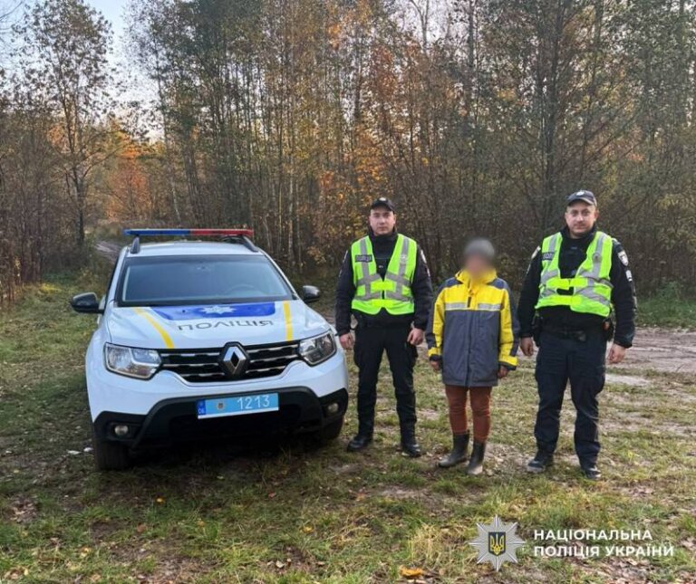 У Житомирському районі поліцейські розшукали заблукали в лісі жінку