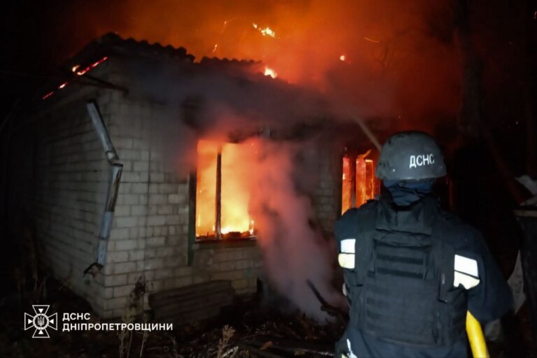 Нікополь, Покровська та Мирівська громади — російська армія била по Дніпропетровщині з артилерії та FPV-дронами