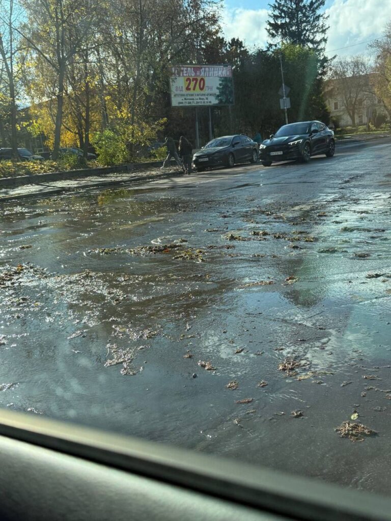 На Старому Бульварі – неароматна катастрофа: у Житомирі прорвало каналізацію