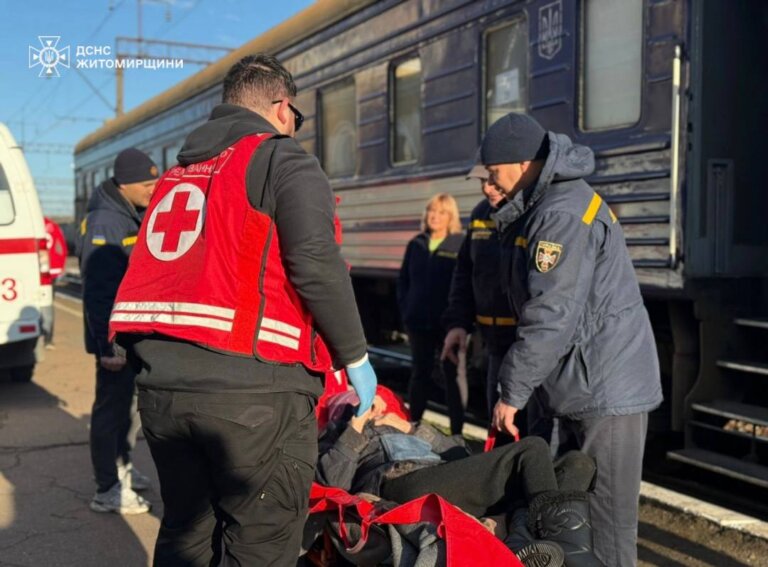 Рятувальники Житомирщини зустріли евакуаційний потяг – до Бердичева прибули 10 літніх людей із прифронтових областей України